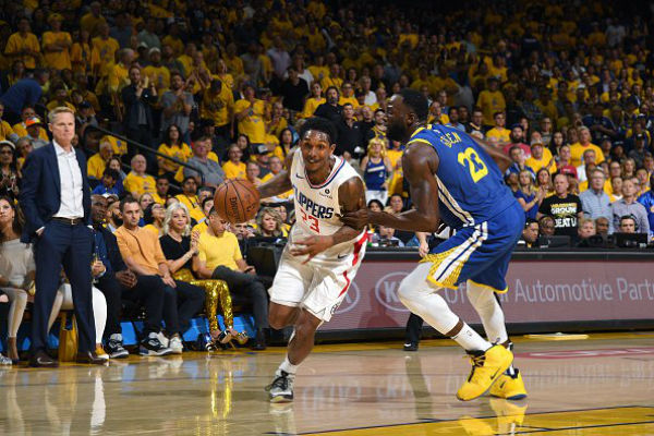 Lou Williams, de 32 años, y un metro con 85 centímetros de estatura, exhibió habilidad y destreza para superar a los defensas
Twitter NBA