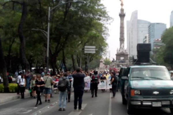 Manifestantes inician marcha sobre carriles centrales de Paseo de la Reforma.
Foto: De Twitter @OVIALCDMX