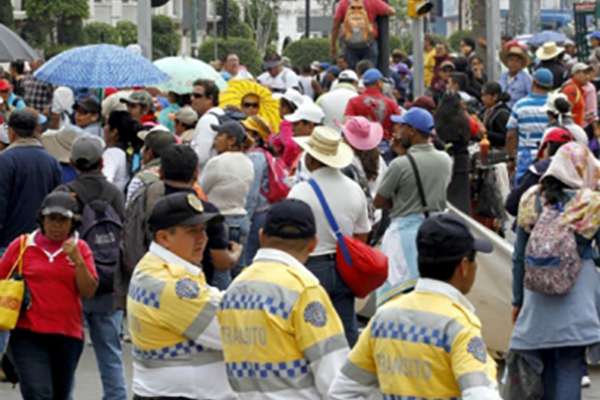 “PrecauciónVial continúa cerrada la circulación en carriles laterales de Paseo de la #Reforma desde Milán hasta Versalles, por manifestantes”, indicó en su cuenta @OVIALCDMX en Twitter. FOTO: NOTIMEX