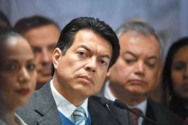 NEGOCIACIÓN. El coordinador de Morena en San Lázaro pidió voto de confianza al magisterio. Foto: Pablo Salazar