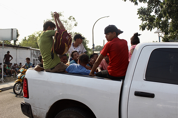 El transporte de estas personas, cuyo destino final no es Yuma, también funciona de manera insuficiente para trasladarlos hasta el lugar a donde deben llegar. FOTO: NOTIMEX