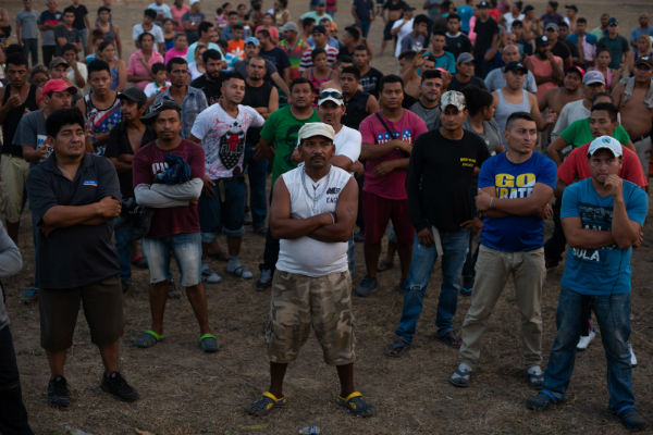 Con el objetivo de atender a más de cuatro mil migrantes elementos del Ejército les brindan alimento.
Foto: EFE