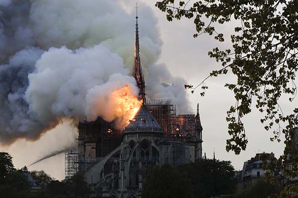 Este lunes se registra un incendio en la emblemática catedral de Notre Dame de París,