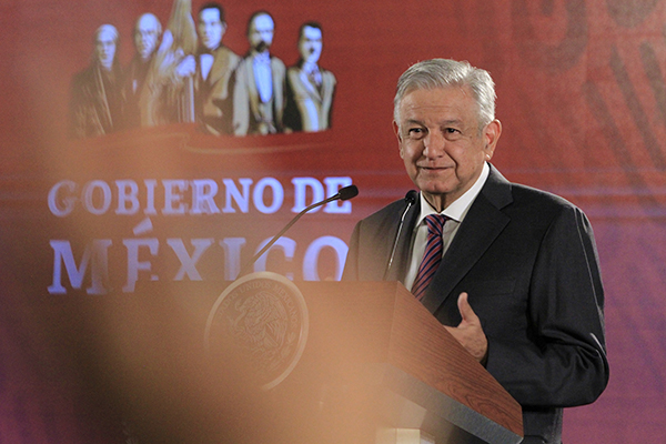 López Obrador indicó que está cumpliendo el compromiso que hizo sobre derogar la reforma educativa y dijo que respeta las opiniones en contra del memorándum. FOTO: NOTIMEX
