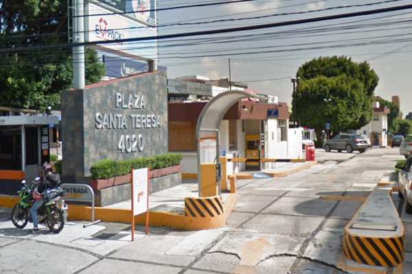 La plaza ya había sido asaltada en otra ocasión el año pasado; los delincuentes se llevaron un botín de 50 mil pesos. Foto: Google Maps