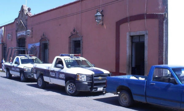 Los inconformes entregaron al sujeto a las autoridades que lo trasladaron al Hospital de Actopan. Foto: Especial