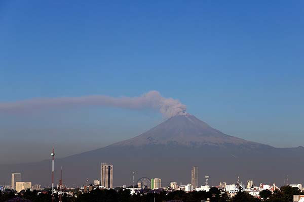 Durante la mañana y al momento de este reporte, se observa una emisión constante de vapor de agua, gases volcánicos y ligeras cantidades de ceniza. FOTO: CUARTOSCURO