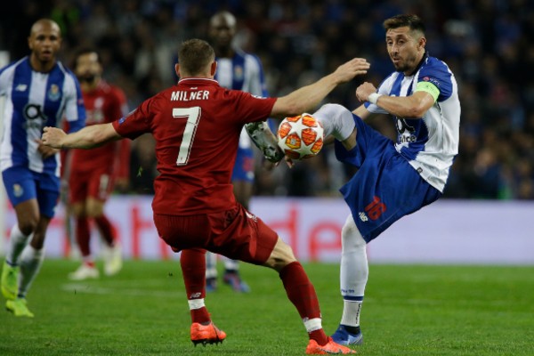 Antes de cumplirse un minuto de juego, el mexicano Jesús Corona probó al arco después de burlar a dos defensas ingleses. Foto: AP