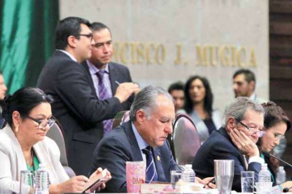 PLENO. Ayer, la Mesa Directiva de San Lázaro, durante la sesión para tratar la Reforma Educativa. Foto: Cuartoscuro