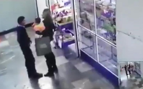Ayer se difundió la grabación de uno de los locales aledaños al hospital muestra al sobrino de Magdalena Sánchez, madre de la menor, entablar conversación con la mujer que se lleva a la bebé, quien le da dinero para entrar a un expendio de pan. Foto: Especial