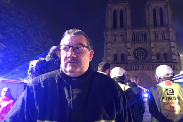 Jean-Marc Fournier entró sin miedo a la Catedral de Notre Dame a pesar del fuego. Foto: @Eloraillere
