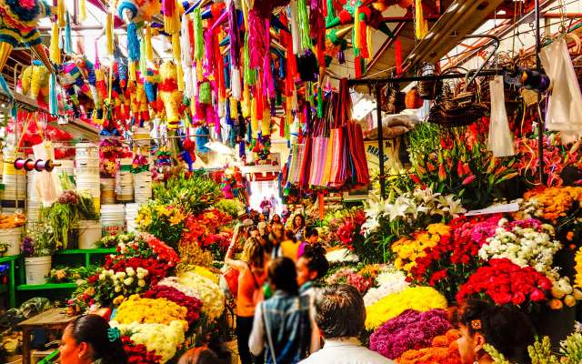 En los mercados, además, no solamente hallamos materias primas y comida, los hay de artesanías, de flores, y de un sinfín de cosas más. Foto: Especial
