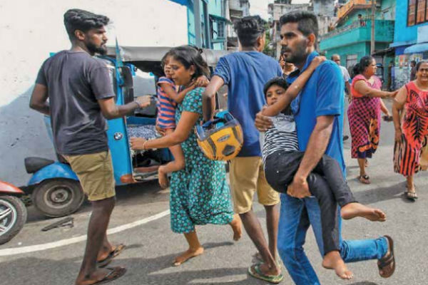 PAVOR. Policías hallaron más explosivos, lo que causó escenas de pánico en Colombo, capital de Sri Lanka. Foto: AP