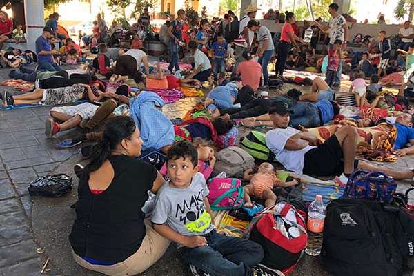 Este domingo los migrantes centroamericanos apostados en el anfiteatro del Parque Central de Tapachula decidieron quedarse otro tiempo más en esta ciudad. FOTO: NOTIMEX