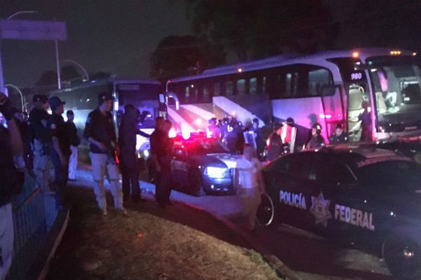 Cientos de los indocumentados lograron abrir las rejas y en su desesperación por salir, dejaron objetos tirados a su paso
Foto: Twitter @CuartoPoderMX