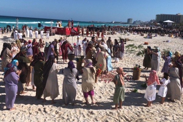Previo a la representación del viernes, al menos tres mil personas ya se encontraban en el lugar para presenciar el viacrucis. Foto: Mauricio Conde