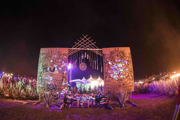 Más de 7 mil jóvenes se reunieron a las faldas del volcán de Tequila. FOTO: CORTESÍA