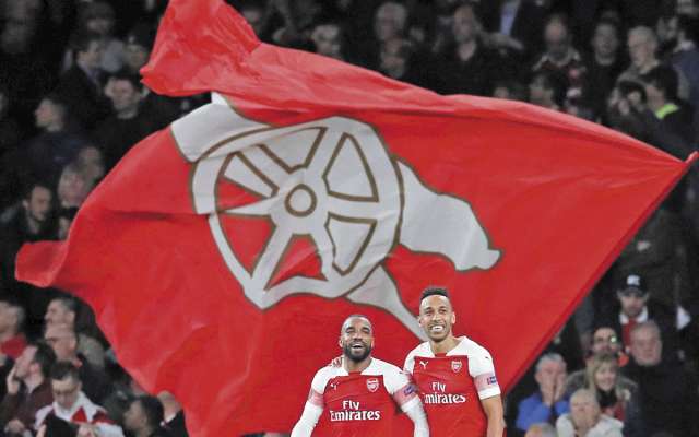 CAÑONEROS. Alexandre Lacazette y Pierre-Emerick Aubameyang anotaron para los Gunners. Foto: REUTERS