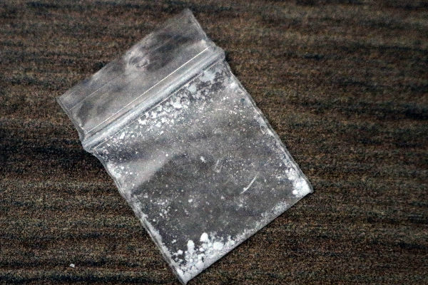 Elementos de la Secretaría de Seguridad de la CDMX detuvieron a un menor por posesión de presunta cocaína y marihuana.
Foto: Cuartoscuro