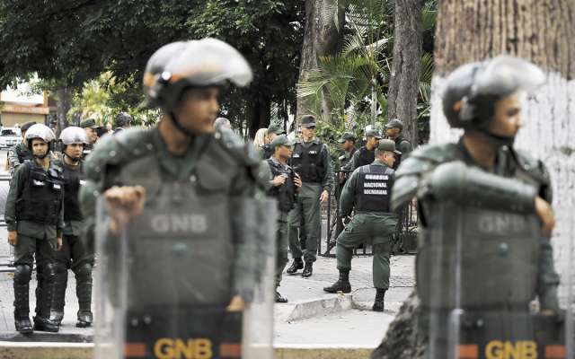 La policía rodeó varias cuadras cercanas al Congreso sin permitir la entrada de diputados, trabajadores y periodistas.
FOTO: ESPECIAL