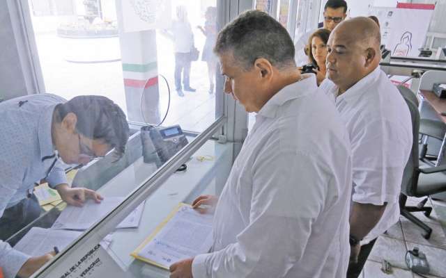 Miembros del gabinete del gobernador Cuitláhuac García presentaron la querella.FOTO: ESPECIAL
