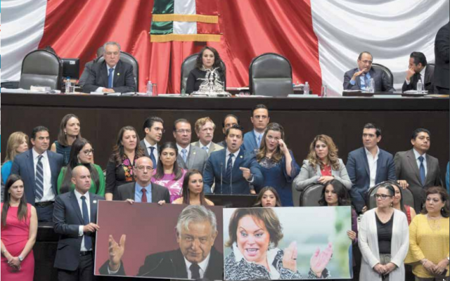 La bancada del PAN subió a tribuna para externar su rechazo a la Reforma Educativa; sin embargo, al final, se aprobó. FOTO: CUARTOSCURO