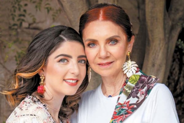 Madre e hija posan con vestidos de las últimas colecciones del diseñador. FOTO: YAZRIVERA