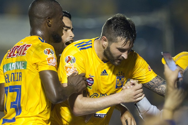 André-Pierre Gignac del equipo de los Tigres de la UANL, celebra el gol, ante el equipo del Pachuca. Foto: Cuartoscuro