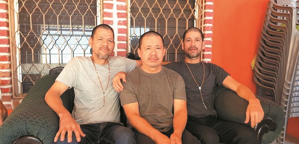 HERMANOS. Regino, Luis y Simón volvieron a su tierra natal. Ayer fue su primer día en casa. Foto: KAREN BRAVO