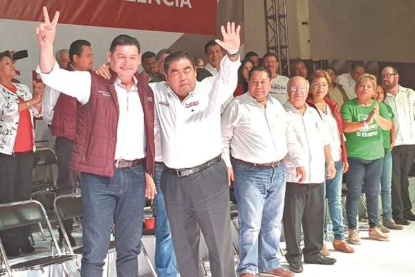 Alejandro Armenta respaldó a Miguel Barbosa, ante seis mil maestros poblanos. Foto: Especial