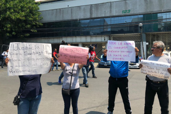 Familiares de los niños fallecidos acudieron con pancartas a la audiencia