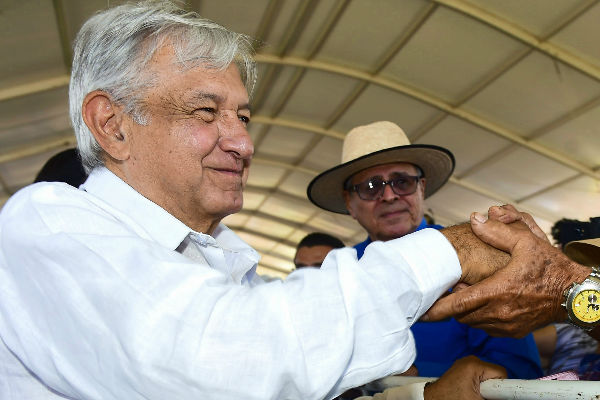 El Presidente de México en su gira de trabajo por Puerto Vallarta aseguró que los jóvenes recibirán sus becas para que puedan seguir estudiando.
FOTO: CUARTOSCURO