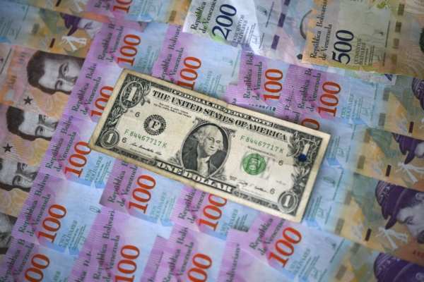 El billete verde se compra en un precio mínimo de 18.00 pesos. Foto: Archivo | AFP
