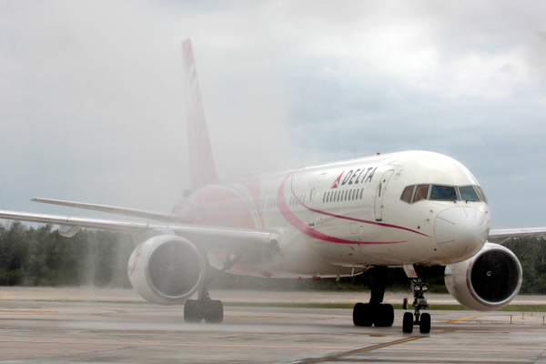 Delta Air Lines obtiene amparo a medidas de Cofece en AICM