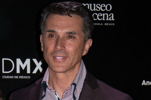 Sergio Mayer asistió en compañía de su esposa Isabella Camil a la alfombra roja de los Premios Platino 2019.