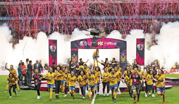 Equipo femenil de Tigres da todo por su triunfo .
FOTO: MEXSPORT