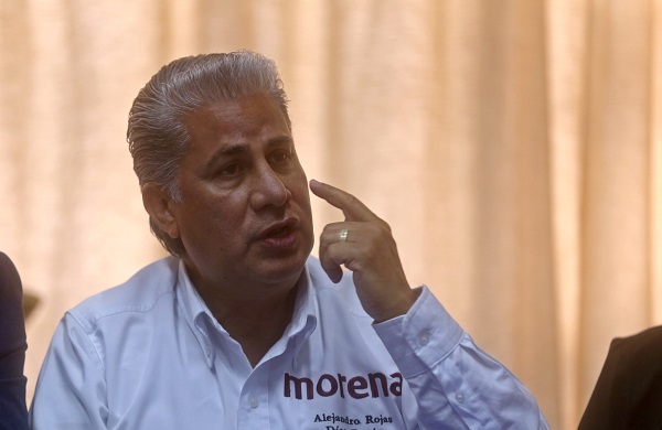 En conferencia de prensa planteó que cualquier miembro dirigente que tenga aspiraciones a la Presidencia nacional, debe renunciar a su cargo porque está utilizando recursos públicos para su promoción personal y tiene el control del aparato administrativo y de las dirigencias estatales. Foto: Cuartoscuro
