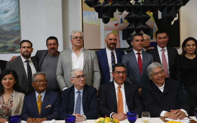 A la toma de protesta del nuevo Consejo de la CALC asistieron Sergio Mayer, Susana Harp, los
presidentes honorarios de la AC, Armando Manzanero, Hernán Lara Zavala y Sebastián.FOTO: ESPECIAL