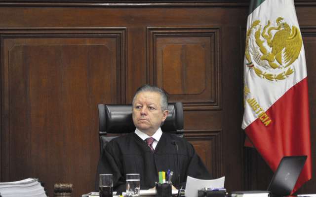 El ministro presidente de la Corte, Arturo Zaldívar, destacó la pluralidad de ideas durante el análisis de ayer en el Pleno. FOTO: ESPECIAL
