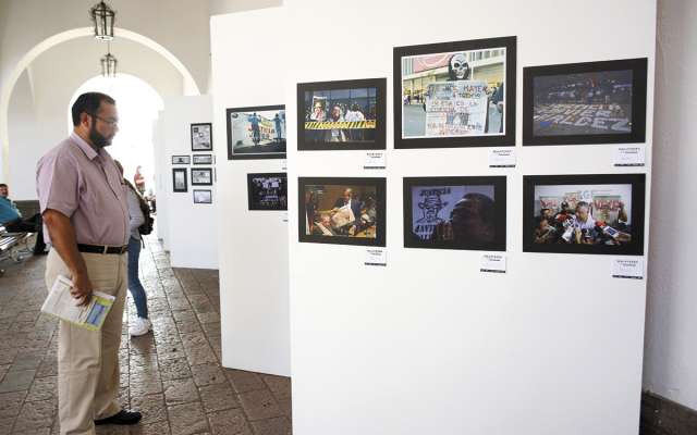 Peatones pueden admirar esta semana una exposición en honor a Valdez.FOTO: ESPECIAL