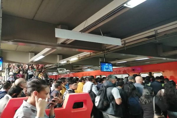 Estación del Metro saturada