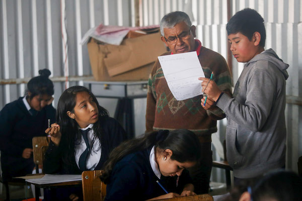 MAestro dando clases