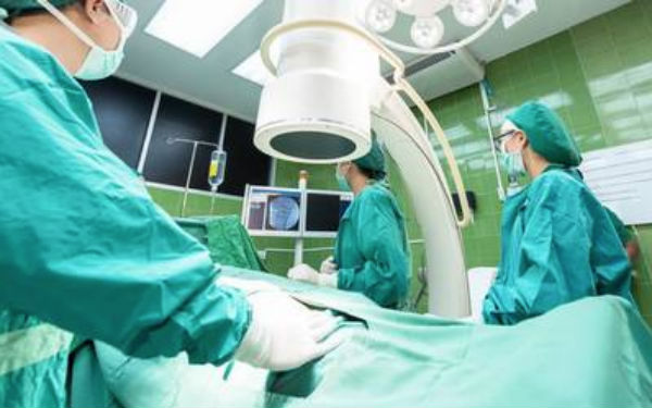 Según el informe del Servicio Médico Forense, las causas de la muerte de la mujer tuvieron que ver con el poco tiempo de reposo tras la intervención quirúrgica. FOTO: ESPECIAL