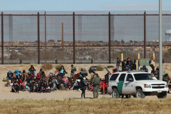 Migrantes centroamericanos suben
a bordo de una camioneta de la Patrulla Fronteriza. Foto: Especial