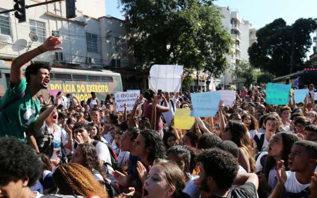 Estudiantes llamaron al presidente Bolsonaro un
