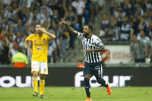 Dorlan Pabón del equipo de los Rayados del Monterrey, celebra el gol, ante el equipo de los Tigres de la UANL. Foto: Cuartoscuro