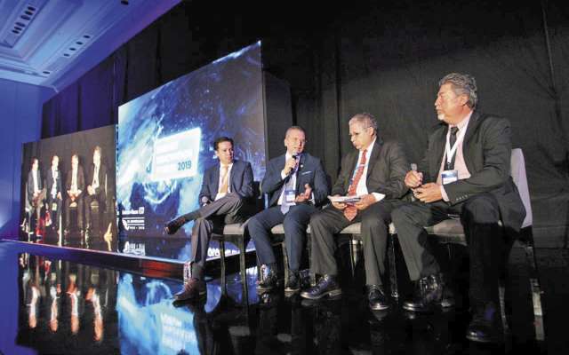 El director
general de la
ASEA, Luis
Vera Morales,
se reunió con
reguladores
del sector en
un foro.FOTO: ESPECIAL