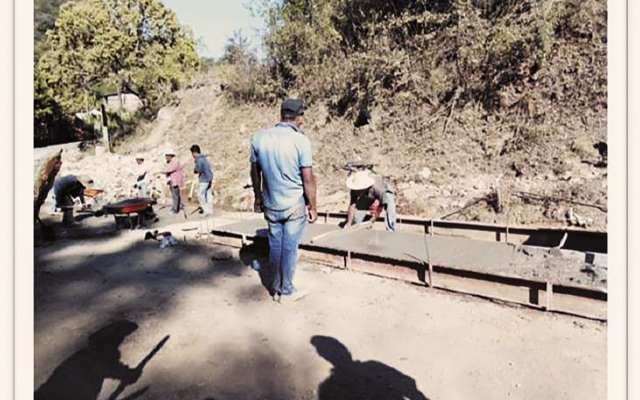 En la Sierra Norte, los habitantes han pavimentado
200 metros lineales.FOTO: ESPECIAL