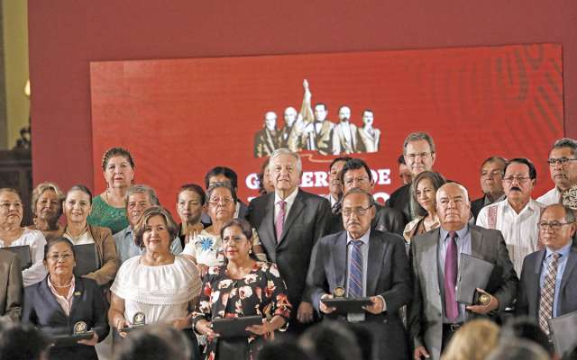 El Presidente recibió a maestros destacados en Palacio Nacional.FOTO: NAYELI CRUZ