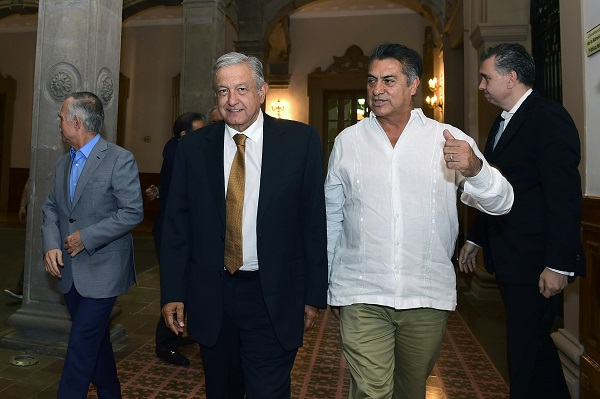 El convenio para fortalecer y ampliar el sistema integrado del transporte en el Área Metropolitana de Monterrey fue firmado por el Secretario de Comunicaciones y Transportes, Javier Jiménez Espriú, y el gobernador, Jaime Rodríguez Calderón, y como testigo, el Jefe de la Nación. Foto: Cuartoscuro